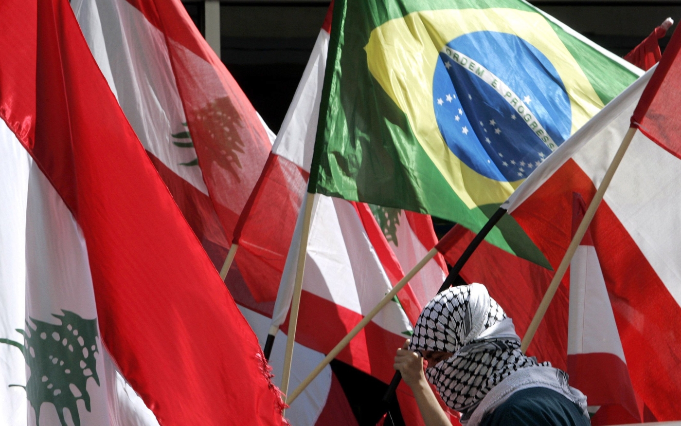 Un Brésilien d’origine libanaise au milieu de drapeaux libanais et brésiliens lors d’une manifestation à São Paulo (Reuters)