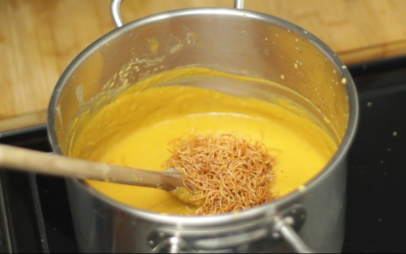 L’ajout de vermicelles donne de la texture à cette soupe crémeuse (@middleeats)