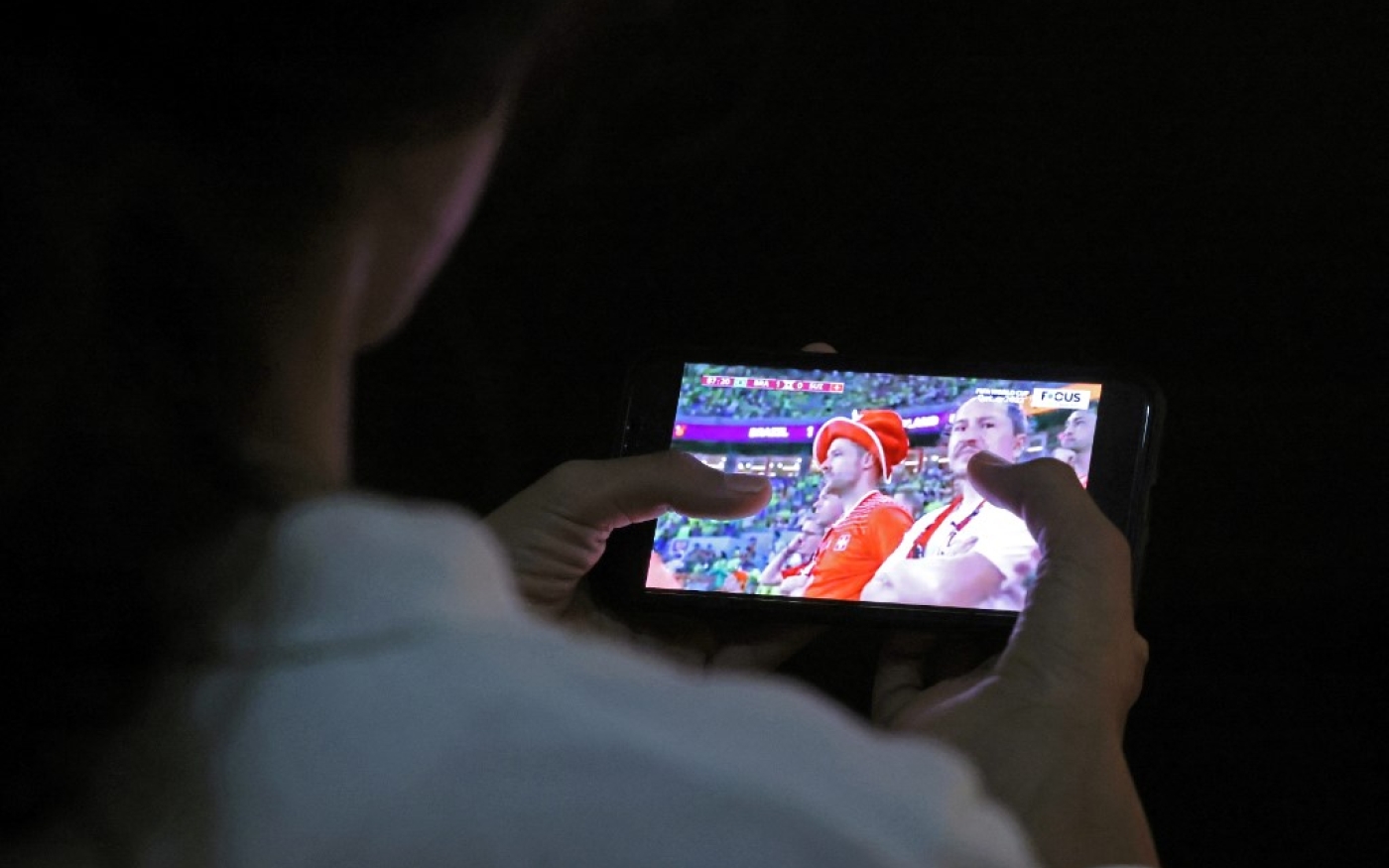 L’État en faillite n’ayany pas obtenu cette année les droits de retransmission du Mondial 2022, les Libanais regardent les matchs en streaming sur leurs téléphones (AFP/Joseph Eid)