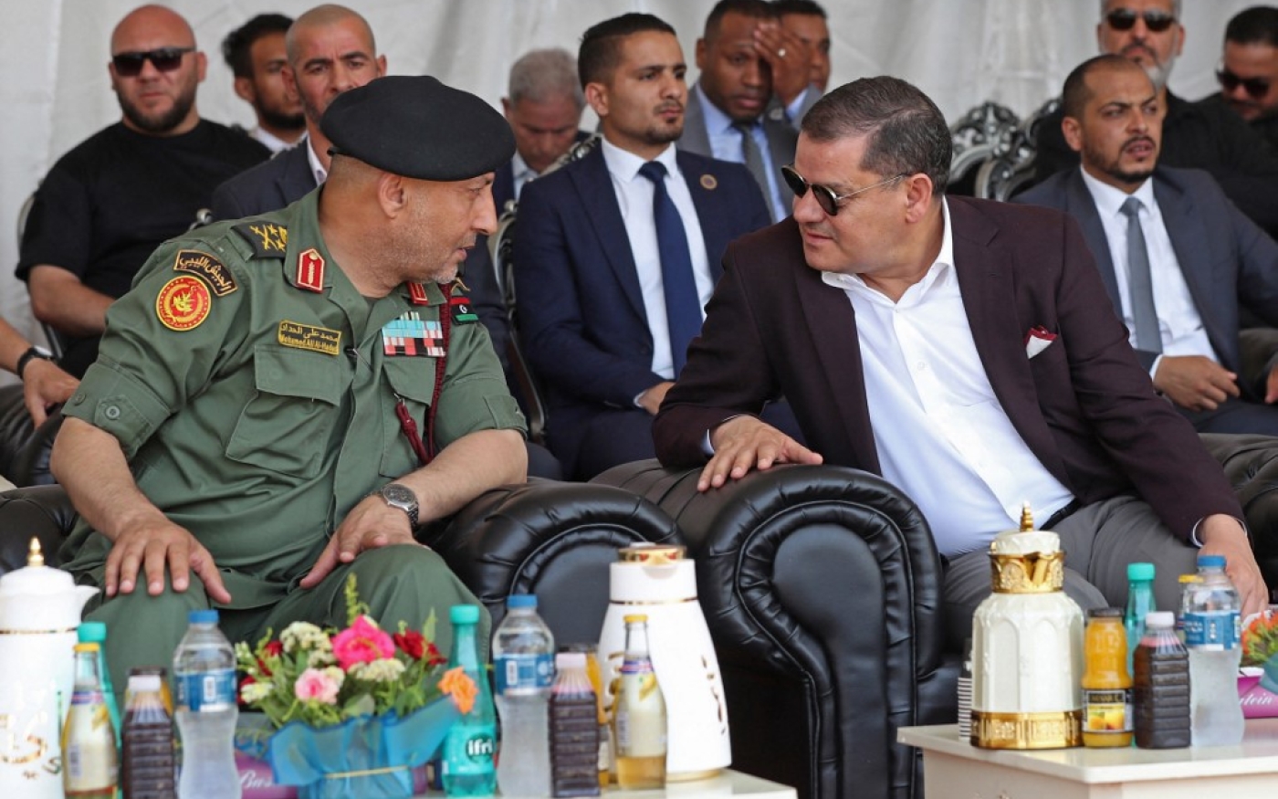 Le lieutenant-général Mohamed al-Haddad, chef d’état-major de l’armée libyenne (à gauche), s’entretient avec le Premier ministre libyen intérimaire Abdel Hamid Dbeibah, le 3 juillet 2022 à Tripoli (AFP)