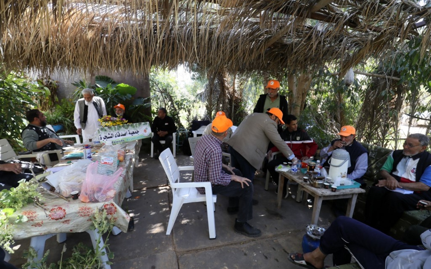 Des membres du groupe « Les amis de l’arbre », qui œuvrent à la sensibilisation aux espaces verts autour de Tripoli, se réunissent à Tajura, le 18 mars 2023, une banlieue est de la capitale (AFP/Mahmoud Turkia)