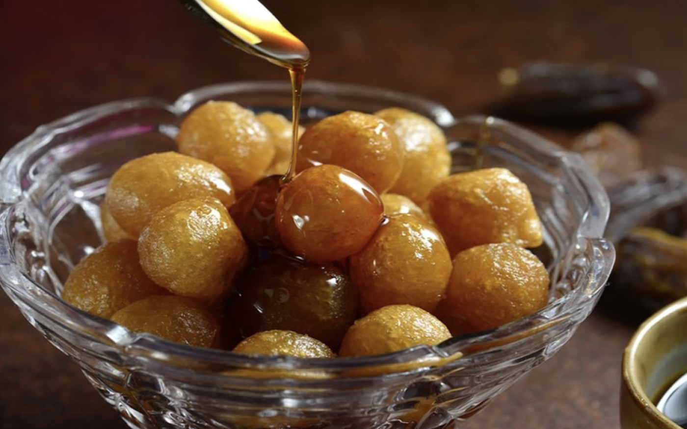 Les luqaimat sont des boules de pâte trempées dans du sirop ou du miel (capture d’écran/The Culture Trip)