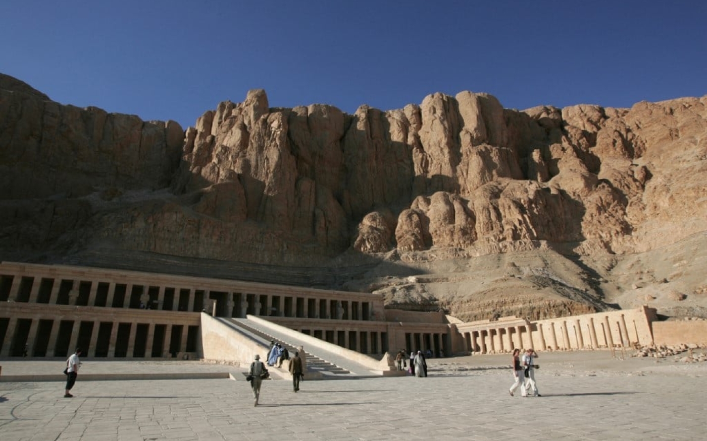 Des touristes visitent le site de Deir el-Bahari à Louxor, où 50 momies ont été retrouvées en 1881 (AFP)