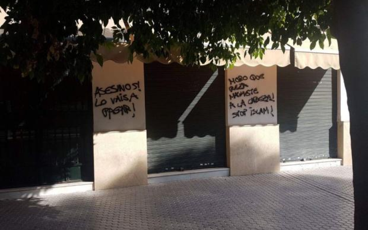 Graffitis islamophobes sur un mur à Séville : « Assassins ! Au Maure qui prie, une machette sur sa tête. Stop à l’islam » (MEE)