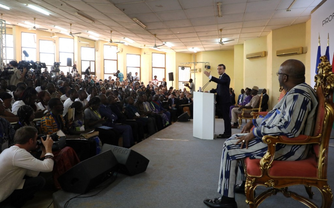 « Je vois trop souvent des jeunes Africains qui viennent étudier ou demander un visa d’étudiant pour rester en France, ça n’est pas une bonne voie, ça n’est pas une bonne méthode, et la France, dans la durée, ne peut pas les accueillir » – Emmanuel Macron, discours à l’université de Ouagadougou, le 28 novembre 2017 (AFP/Ludovic Marin)