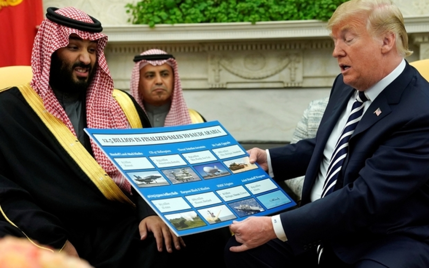 Trump tient un schéma de ventes d’armes tandis qu’il accueille Mohammed ben Salmane dans le Bureau ovale en mars 2018 (Reuters)