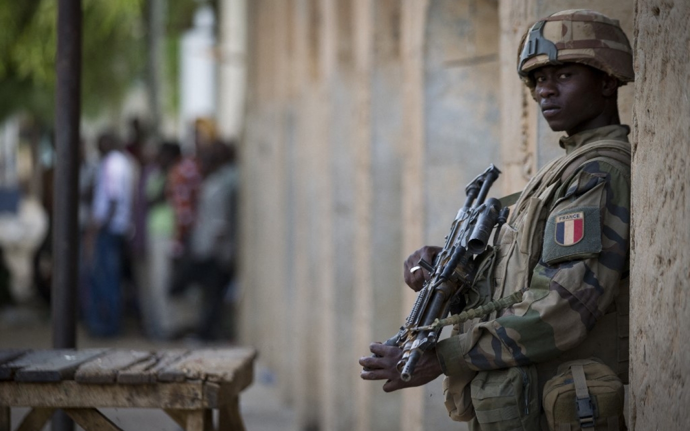 Un soldat français prend position lors d’une fausse alerte de la population signalant la présence de membres du MUJAO dans une rue de Gao, au Mali, le 13 avril 2013 (AFP/Joël Saget)