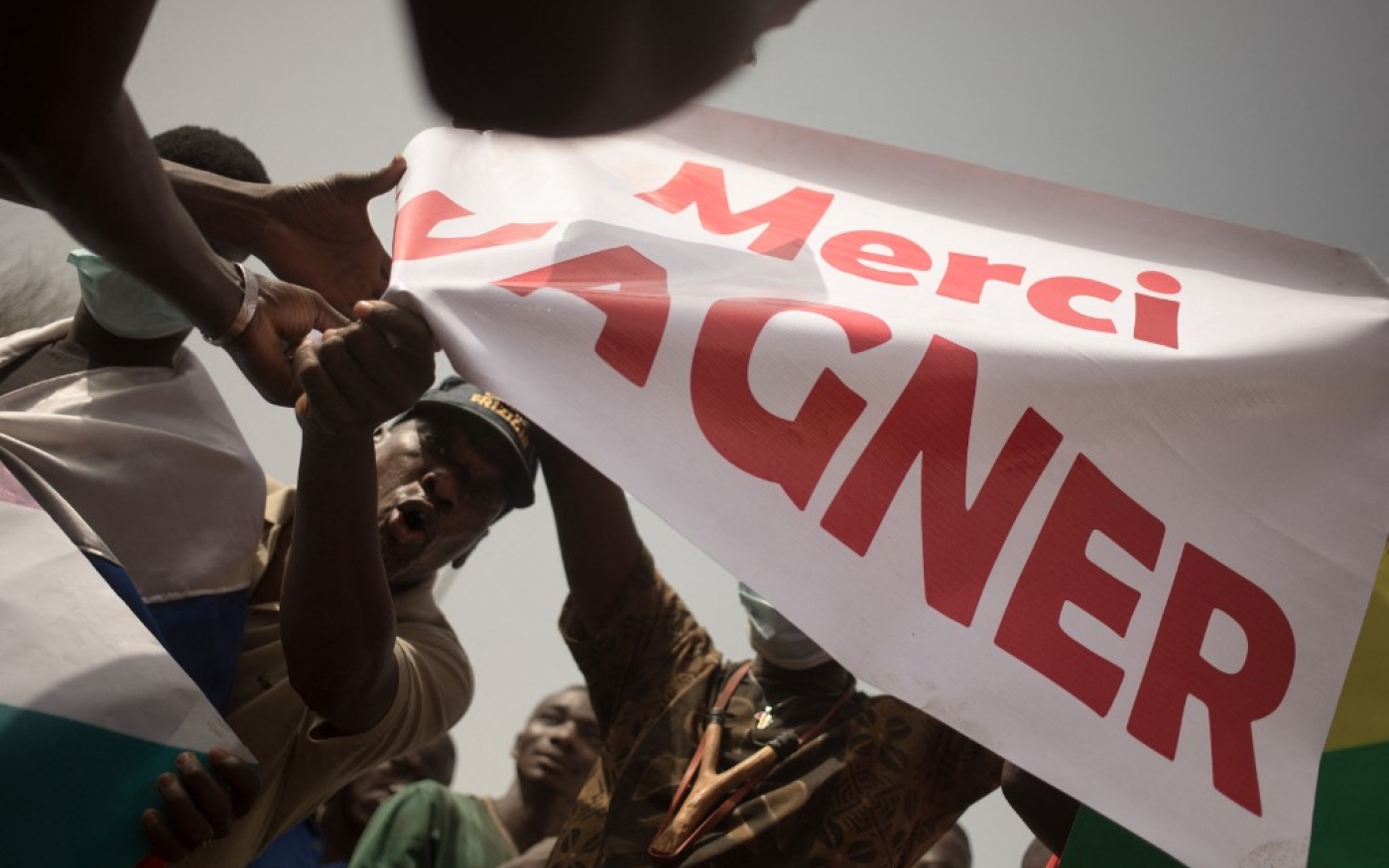 Des manifestants brandissent une banderole indiquant « Merci Wagner », le nom de la société de sécurité privée russe présente au Mali, lors d’un rassemblement pour célébrer l’annonce par la France du retrait de ses troupes du Mali, à Bamako, en février 2022 (AFP/Florent Vergnes)