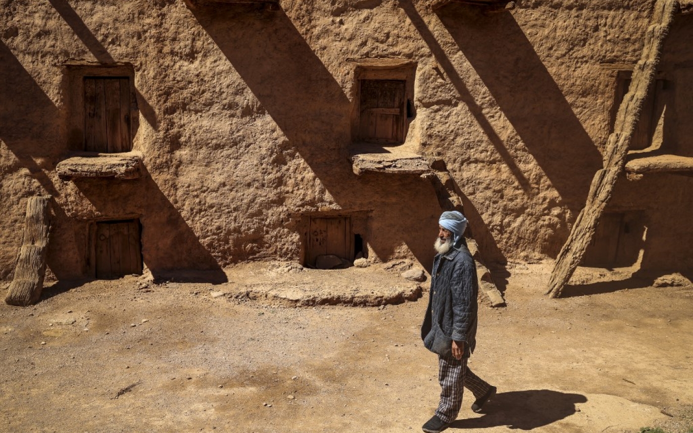 Le gardien Lahcen Boutirane se promène dans l’ancien grenier collectif du village d’Aït Kine, dans la région marocaine de Tata, le 1er mars 2023 (AFP/Fadel Senna)