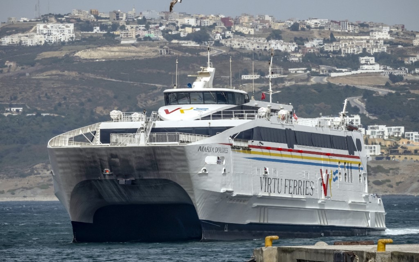 Un ferry arrive au port de Tanger, le 15 juin 2022. Des milliers de ressortissants marocains vivant et travaillant en Europe pour des vacances traversent le détroit de Gibraltar pour passer des vacances d’été au Maroc (AFP/Fadel Senna)