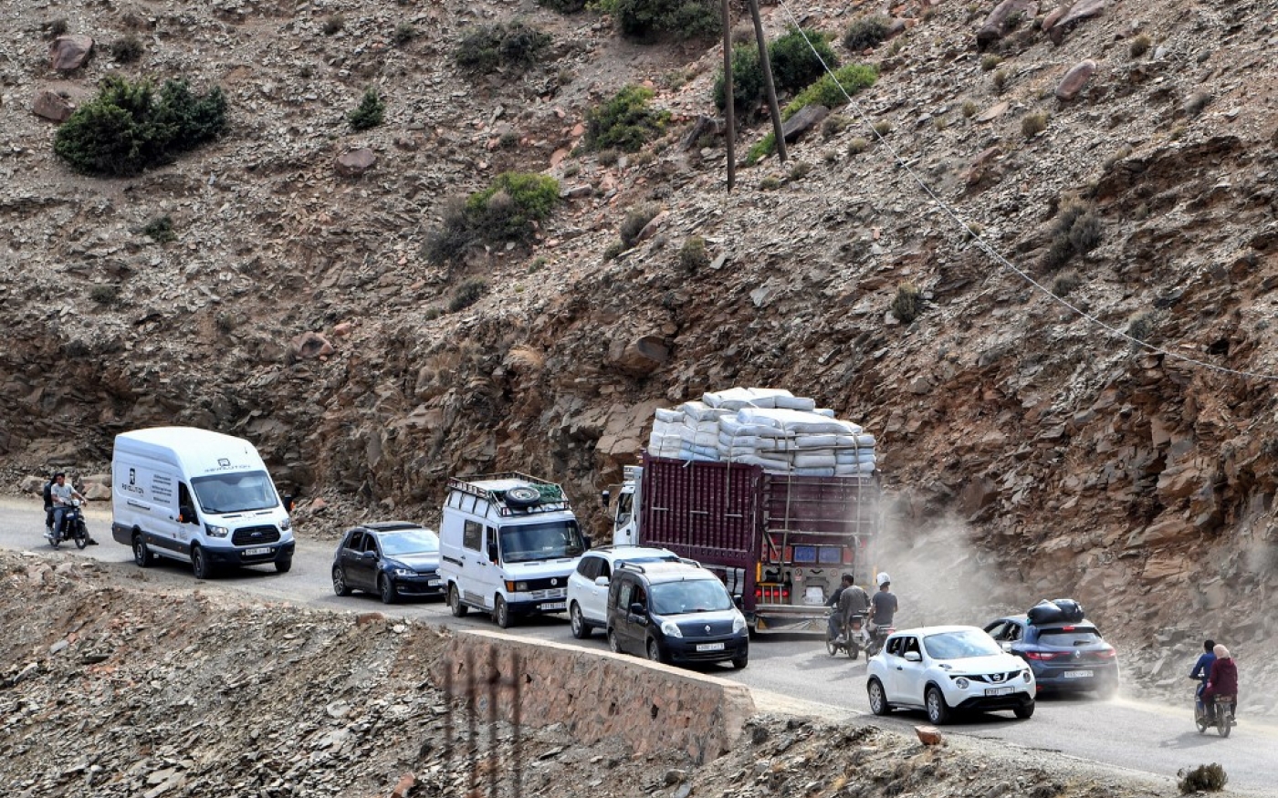 La route vers l’épicentre du séisme est dangereuse et imprévisible. À n’importe quel moment, des éboulements peuvent emporter les voitures qui tentent d’atteindre les villages de la vallée (AFP/Fethi Belaïd)