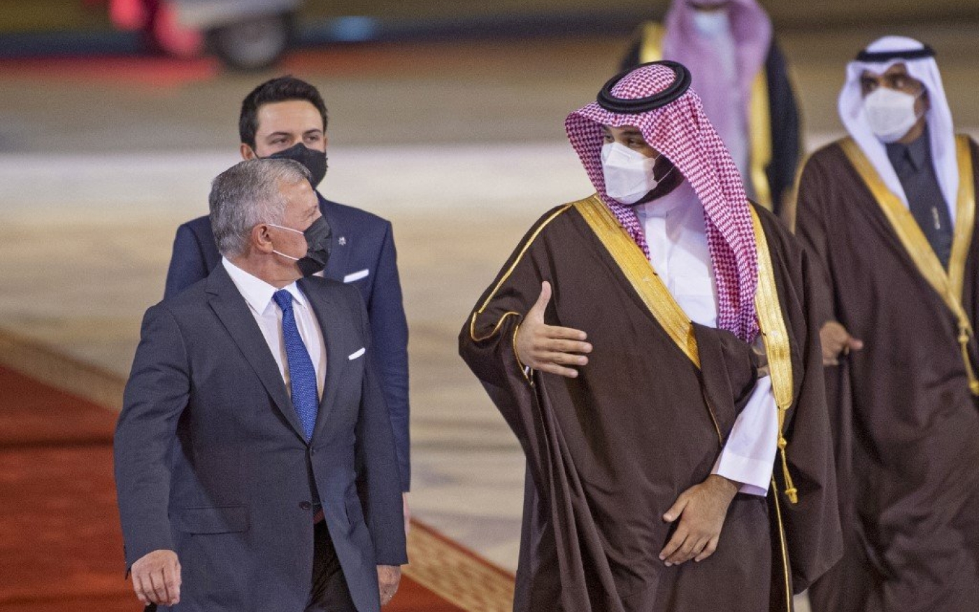 Le prince héritier saoudien Mohammed ben Salmane accueille le roi Abdallah II de Jordanie à Riyad, le 8 mars 2021 (Bandar al-Jaloud/palais royal saoudien/AFP)