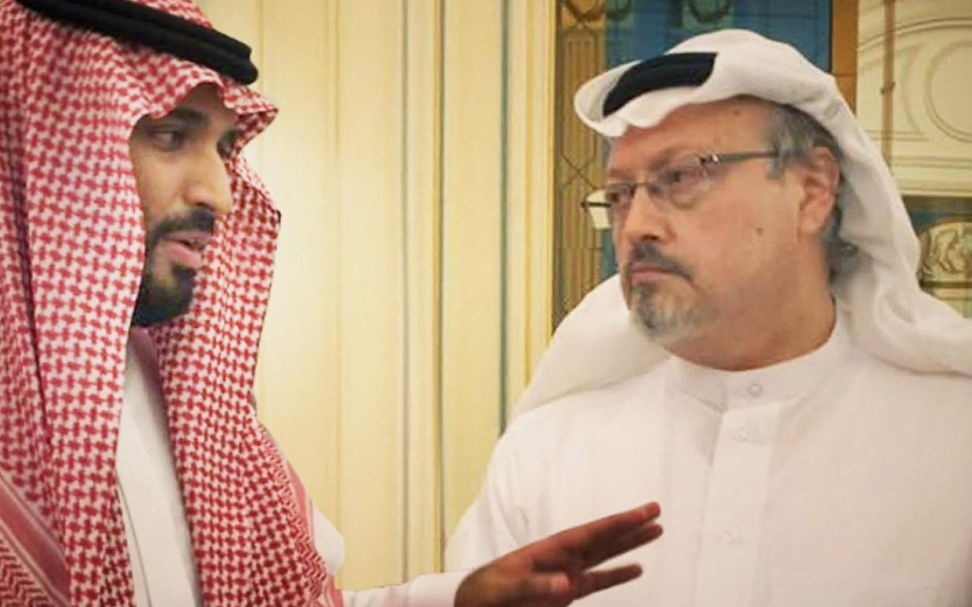 Image tirée de The Dissident montrant le prince héritier Mohammed ben Salmane (gauche) et le journaliste Jamal Khashoggi (Briarcroft/Hanway)