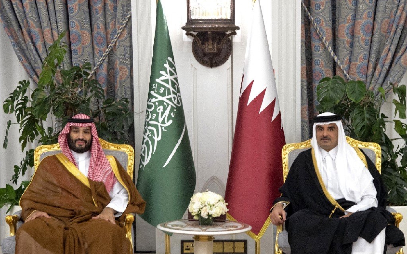 Le cheikh Tamim ben Hamad al-Thani, émir du Qatar, rencontre le prince héritier saoudien Mohammed ben Salmane, le 9 décembre 2021 à Doha (Qatar News Agency/AFP)