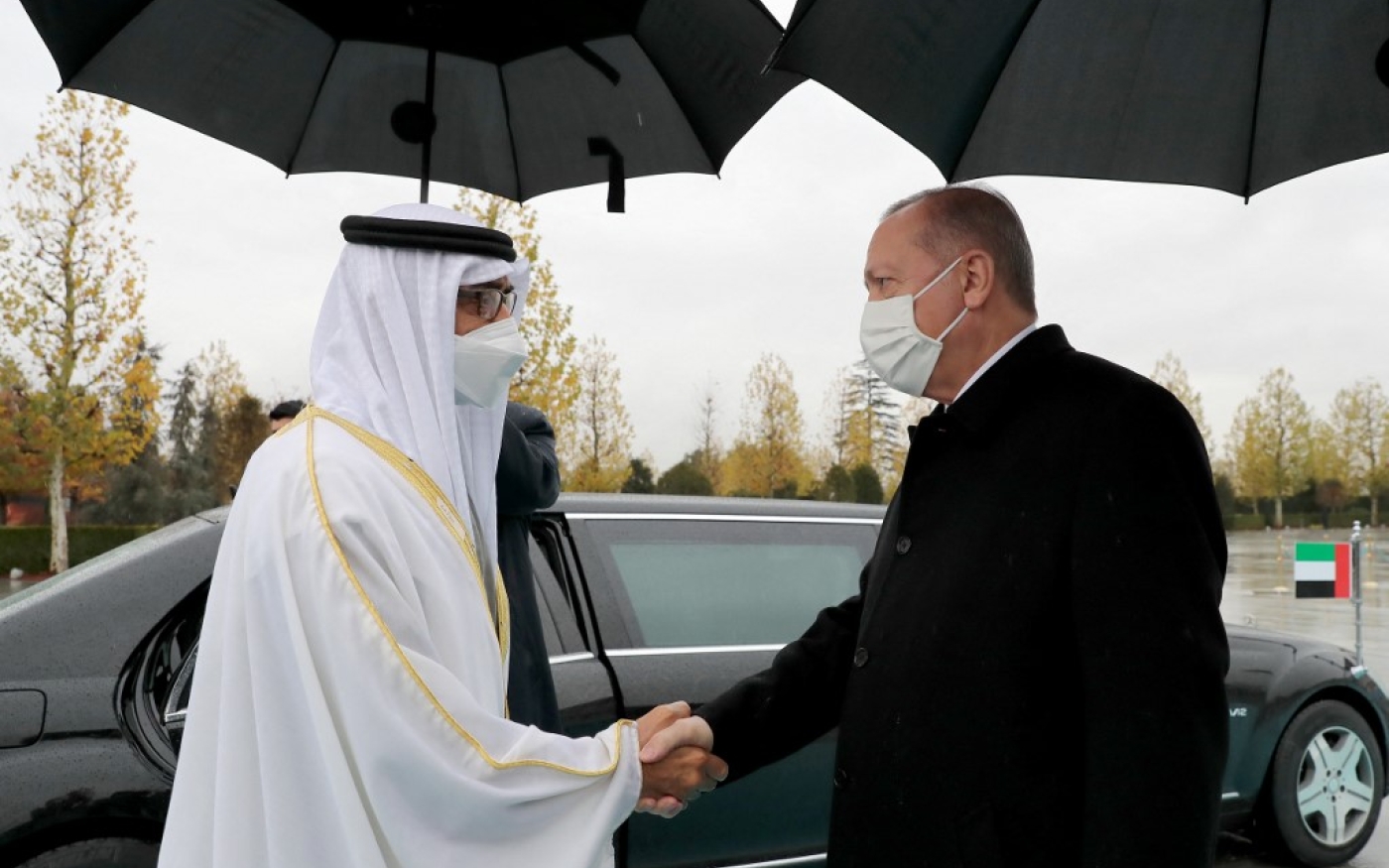 Poignée de main entre le président turc Recep Tayyip Erdoğan et MBZ à Ankara, le 24 novembre 2021 (AFP)