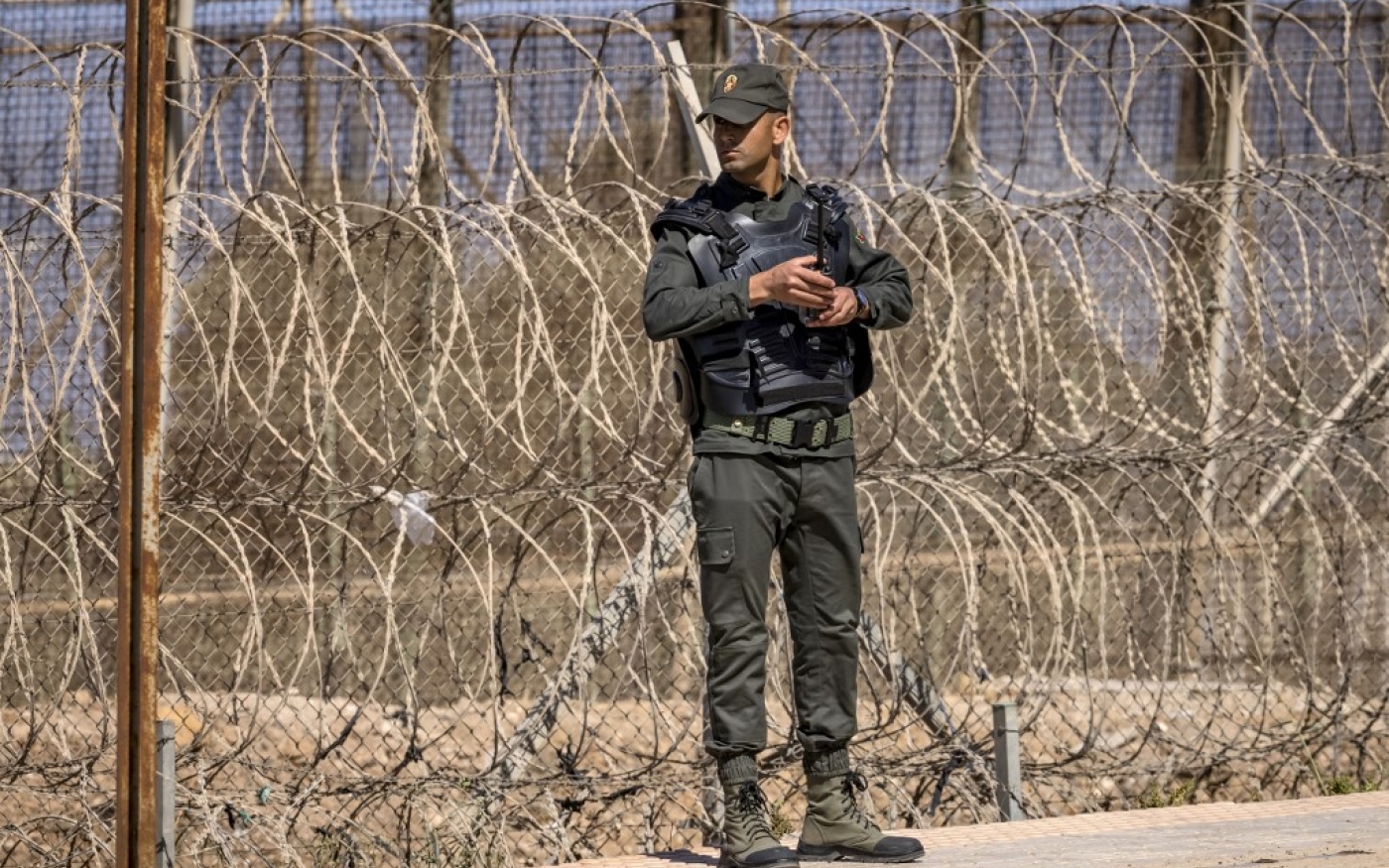 Un membre des forces de sécurité marocaines garde la barrière qui sépare la frontière entre le Maroc et l’enclave espagnole de Melilla, le 26 juin 2022 (AFP/Fadel Senna)