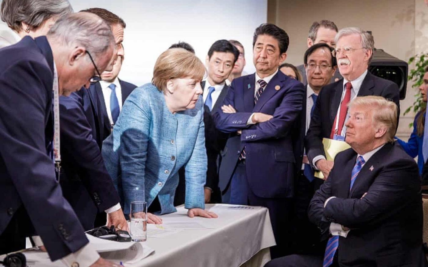 Le président américain Donald Trump fait face à la chancelière allemande Angela Merkel et à d’autres dirigeants mondiaux lors d’un sommet du G7 au Canada, en juin 2018 (gouvernement allemand)