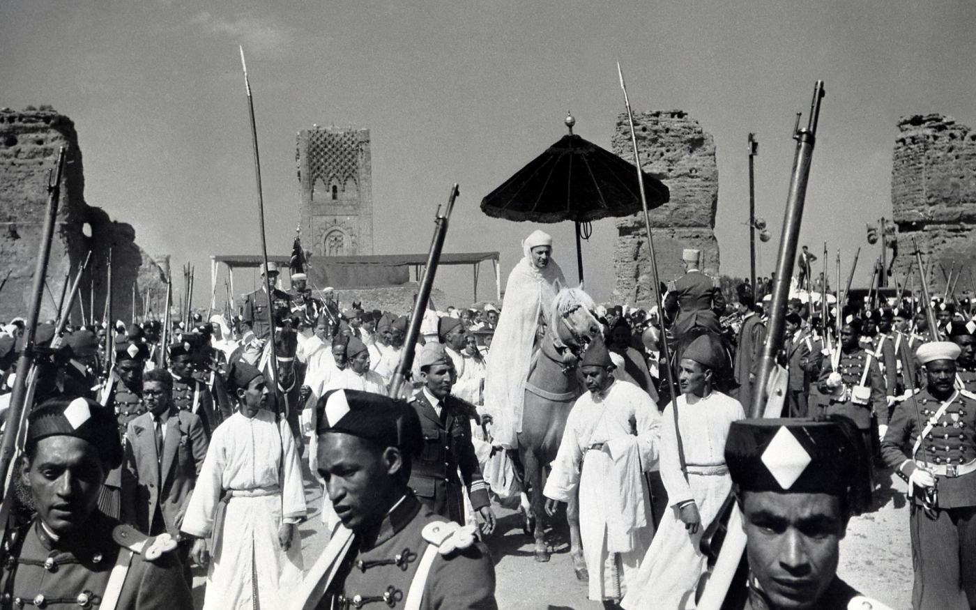 Mohammed V, à cheval, se rend à la mosquée Hassan de Rabat pour prêcher à l’occasion de la première prière du vendredi après la proclamation de l’indépendance du Maroc, le 10 mars 1956 (AFP)