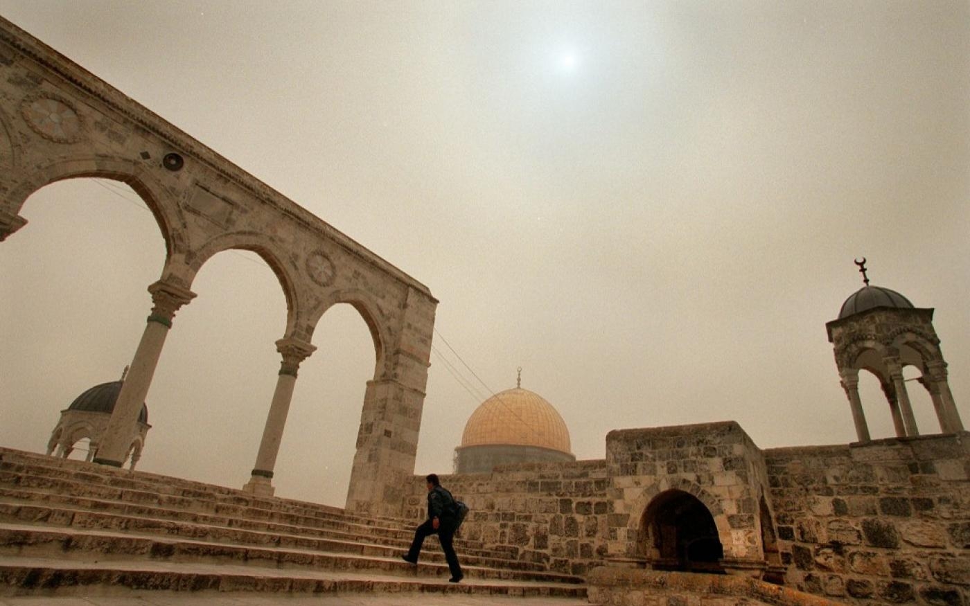 Après une tempête de sable, la brume recouvre l’enceinte de la mosquée al-Aqsa, en mars 1998 (AFP)