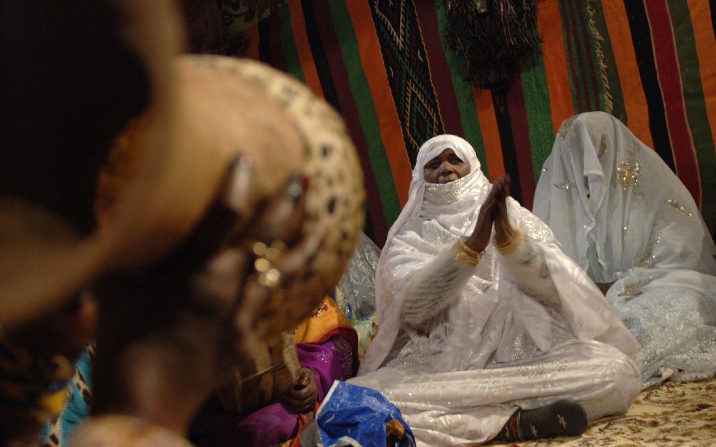 La musique traditionnelle est un élément clé des mariages algériens et rend souvent hommage à l’héritage du couple (AFP)