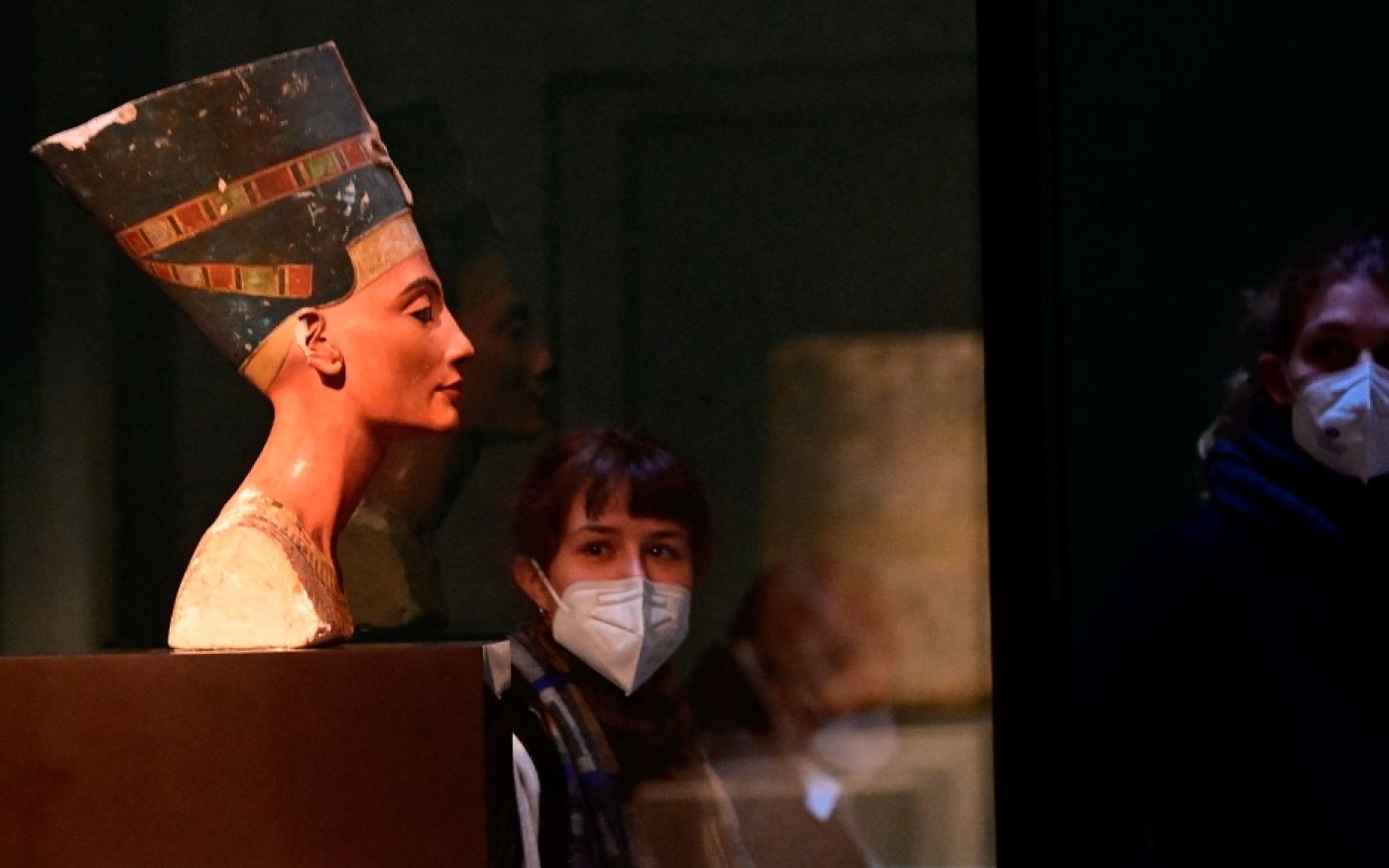 Un visiteur observe le buste de la reine Néfertiti, la pièce la plus célèbre du Neues Museum (AFP)