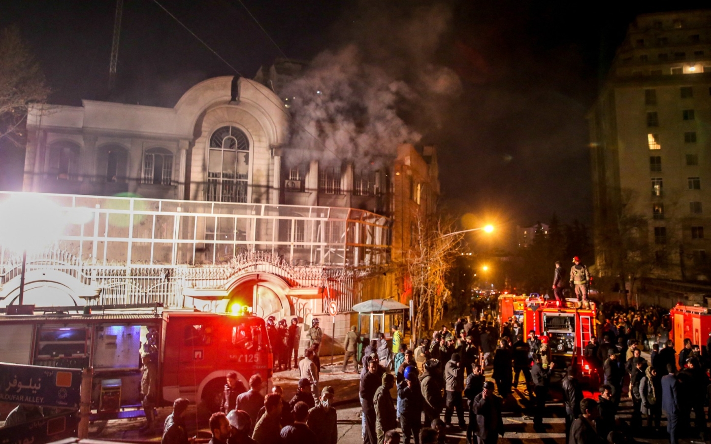 Le 2 janvier 2016, des Iraniens incendiaient l’ambassade saoudienne à Téhéran lors d’une manifestation suite à l’exécution du religieux chiite Nimr al-Nimr (AFP)