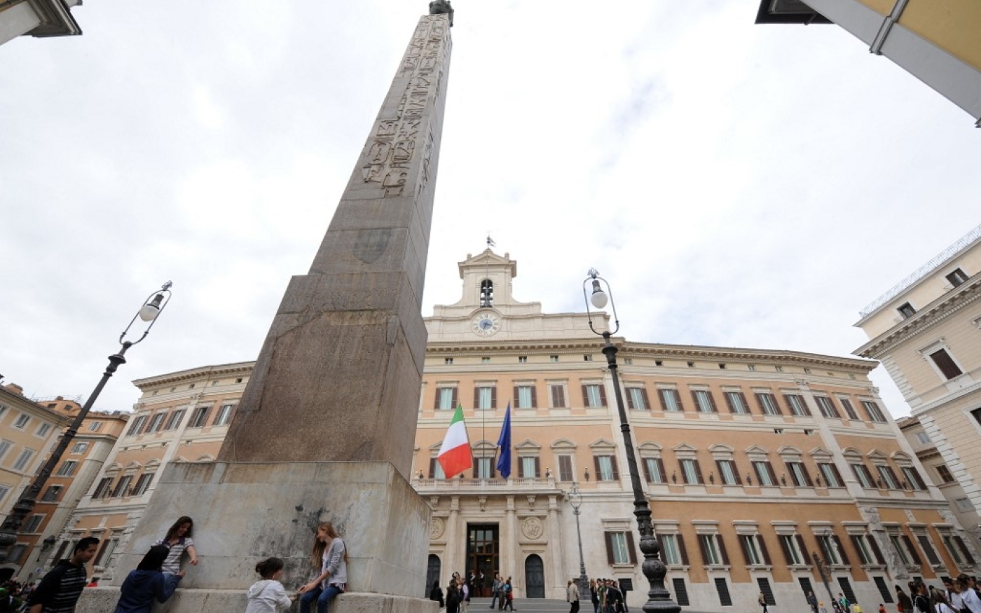 Des touristes se rassemblent autour de l’obélisque du Montecitorio à Rome, en 2009 (AFP)