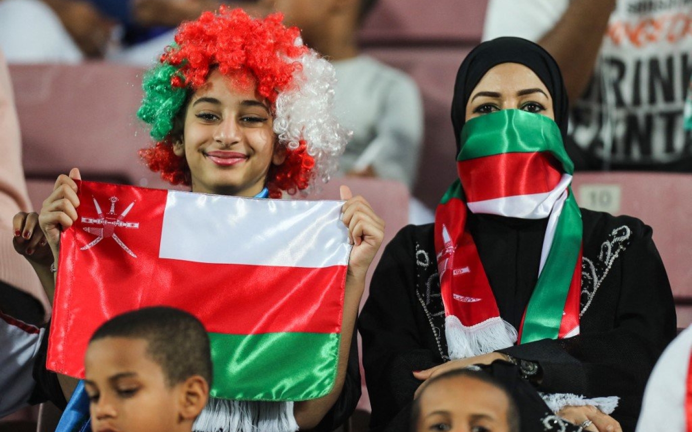 Des supportrices omanaises arborent leur drapeau national lors d’un match de football au Qatar (AFP)