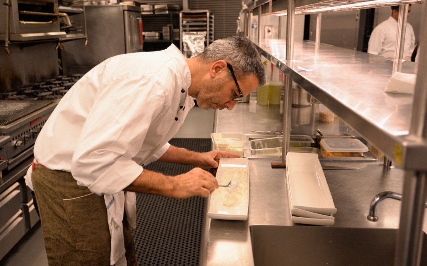 Le chef Yotam Ottolenghi prépare des plats à New York, en 2014 (AFP)