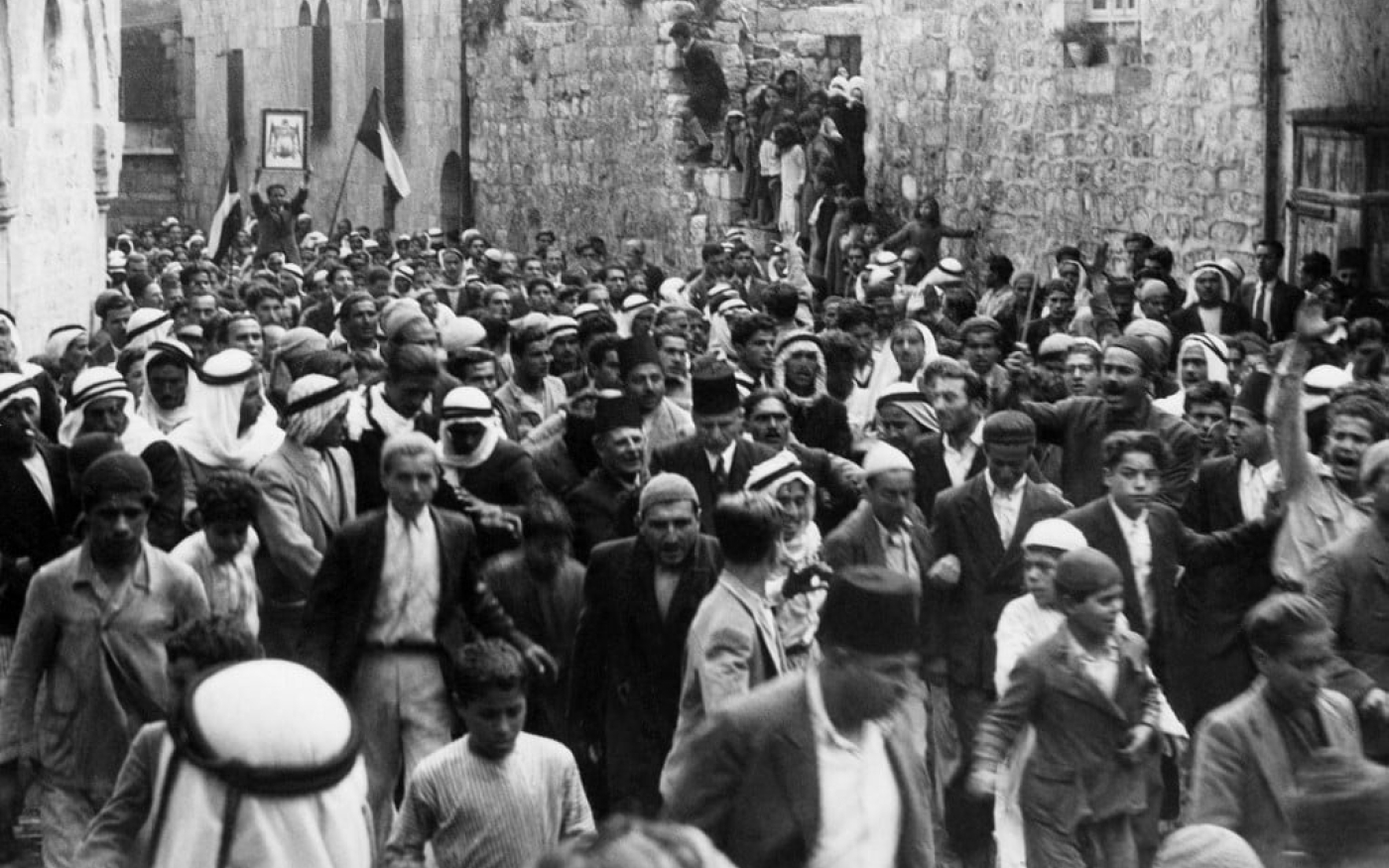 Photo datée d’avant 1937 de manifestants arabes en train de protester à Jérusalem contre l’immigration juive en Palestine (AFP)