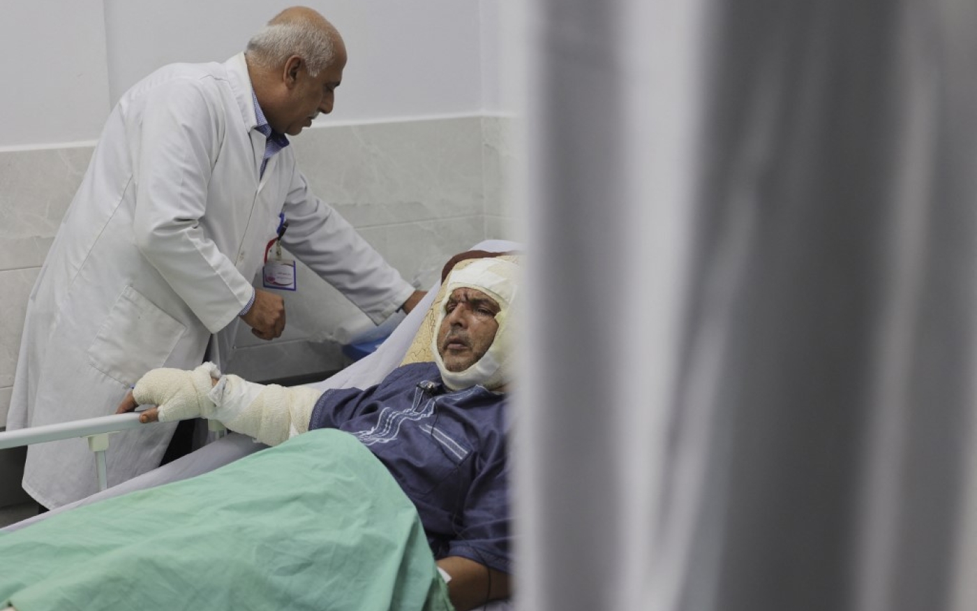 Attia al-Sawarifi, 50 ans, attend sa première greffe de peau dans l’hôpital al-Chifa de Gaza, le 6 septembre 2022 (AFP/Mohammed Abed)