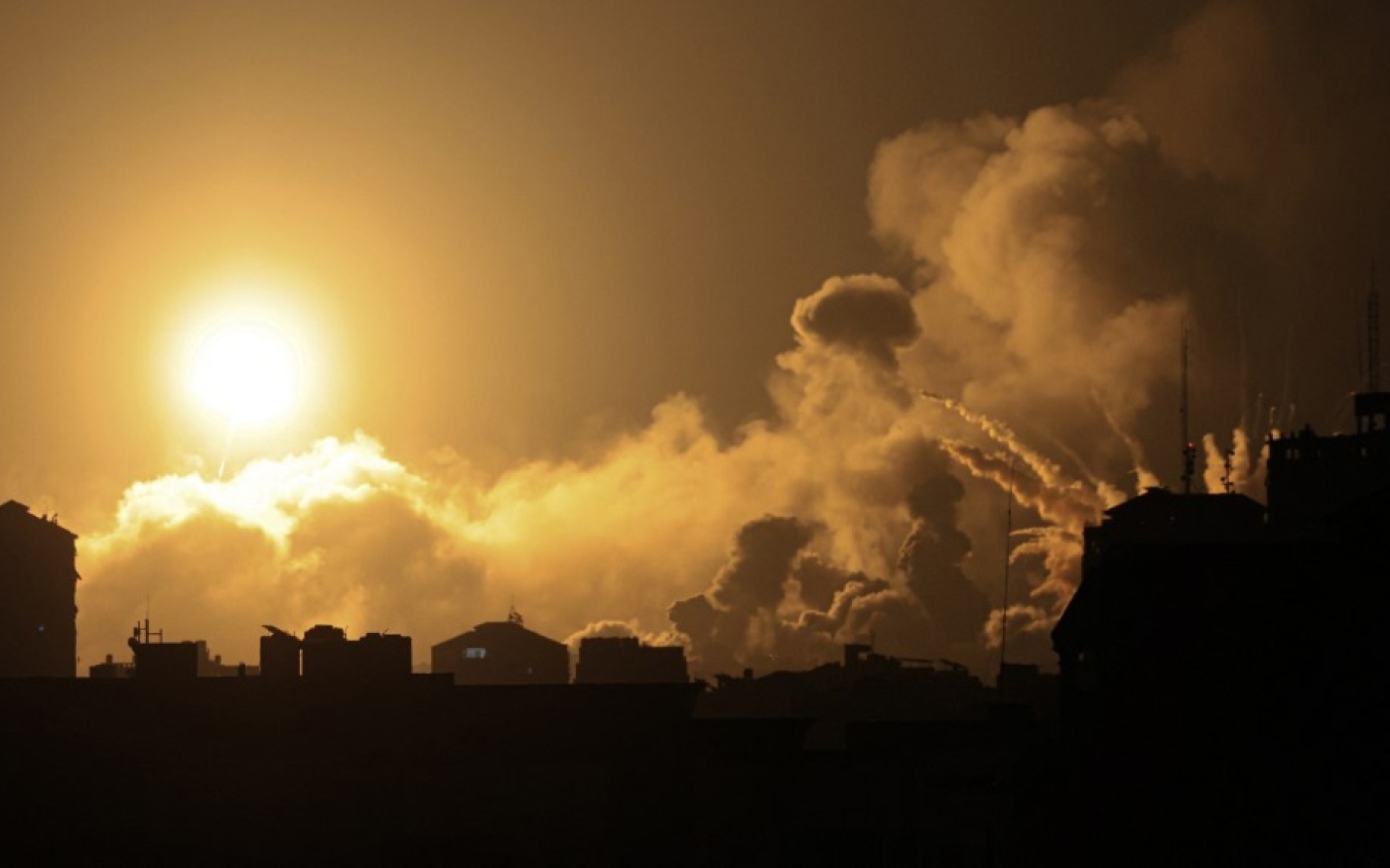 De la fumée s’élève au-dessus de bâtiments à Gaza au cours d’une frappe aérienne israélienne, le 8 octobre 2023 (AFP)