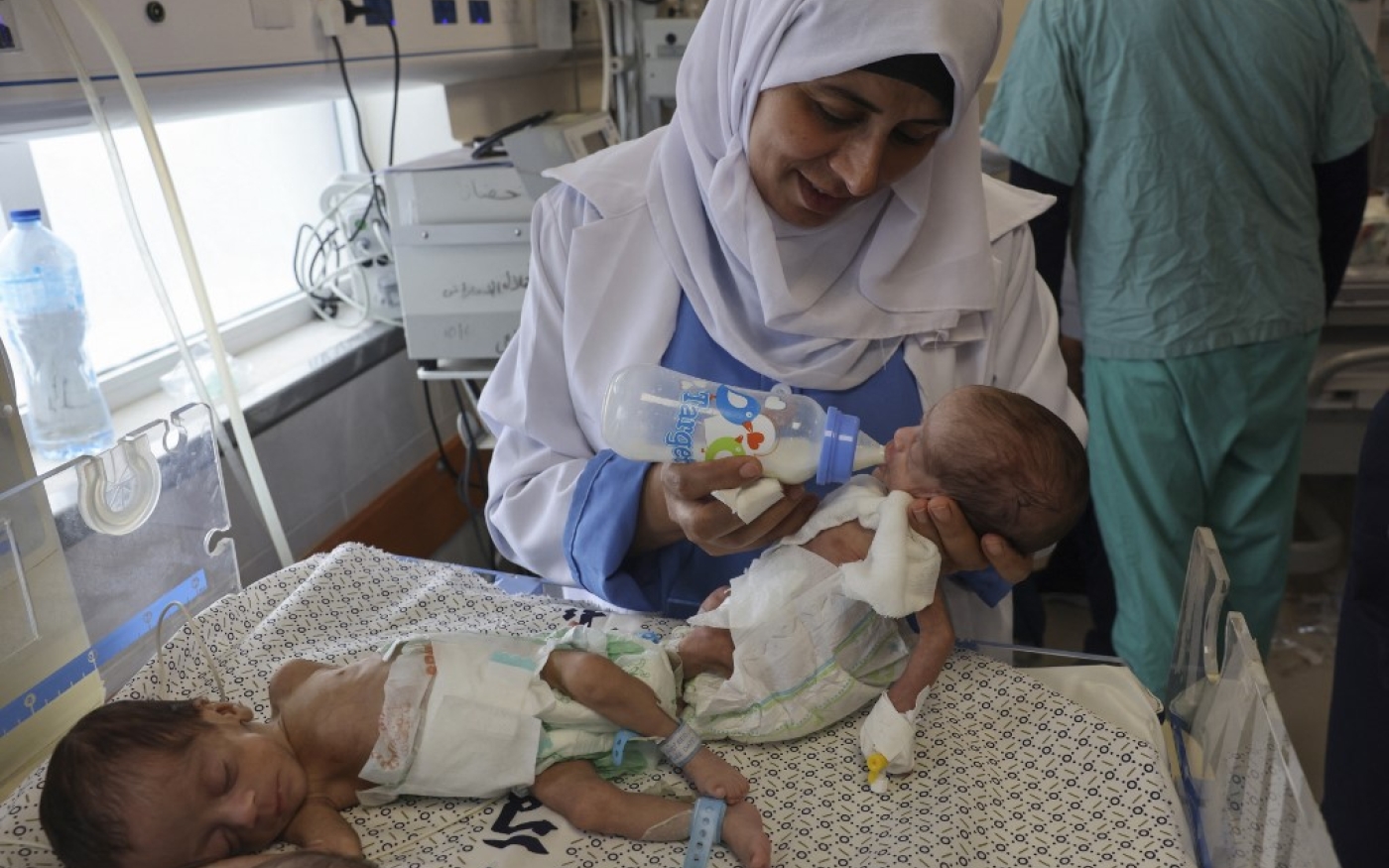 Des médecins palestiniens soignent des bébés prématurés évacués de l’hôpital al- Chifa vers l'hôpital Emirates de Rafah, dans le sud de la bande de Gaza, le 19 novembre 2023 (AFP/Mohammed Abed)