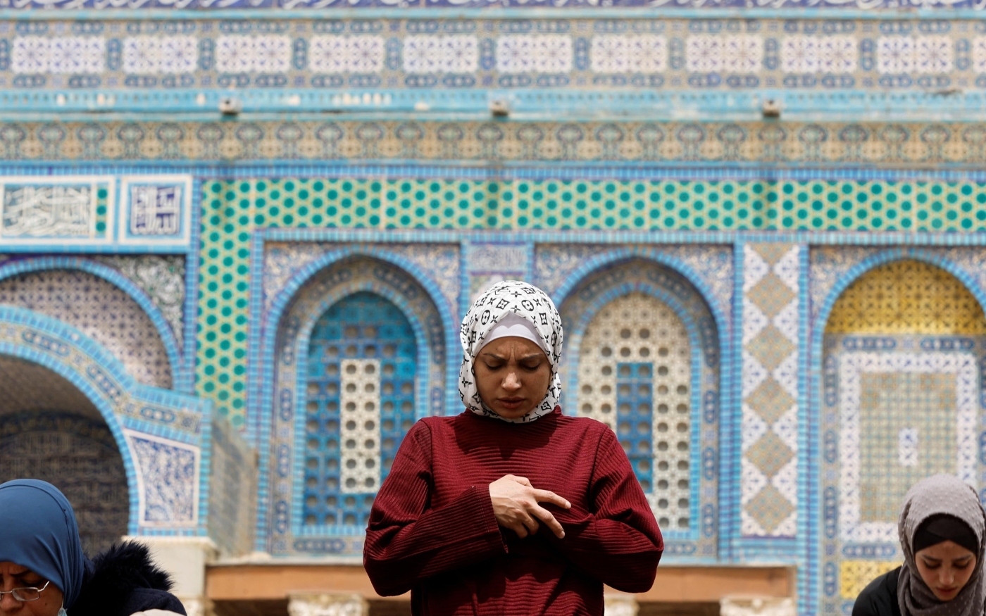 Des femmes musulmanes participent à la première prière du vendredi du Ramadan dans la mosquée al-Aqsa (Reuters)