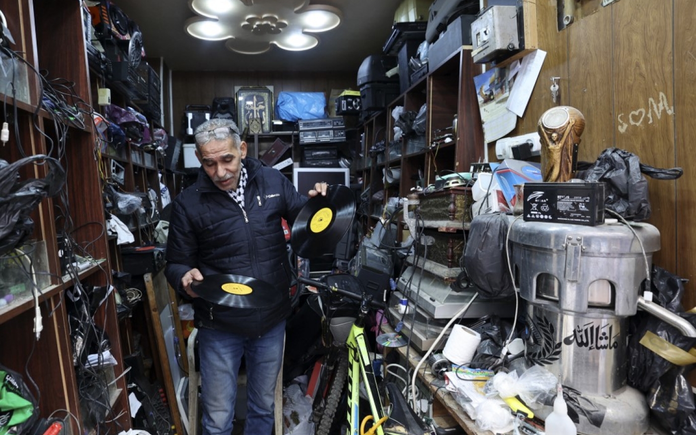 Jamal Hemmou dans son atelier de réparation de tourne-disques à Naplouse, le 17 janvier 2023 (AFP/Jaafar Ashtiyeh)
