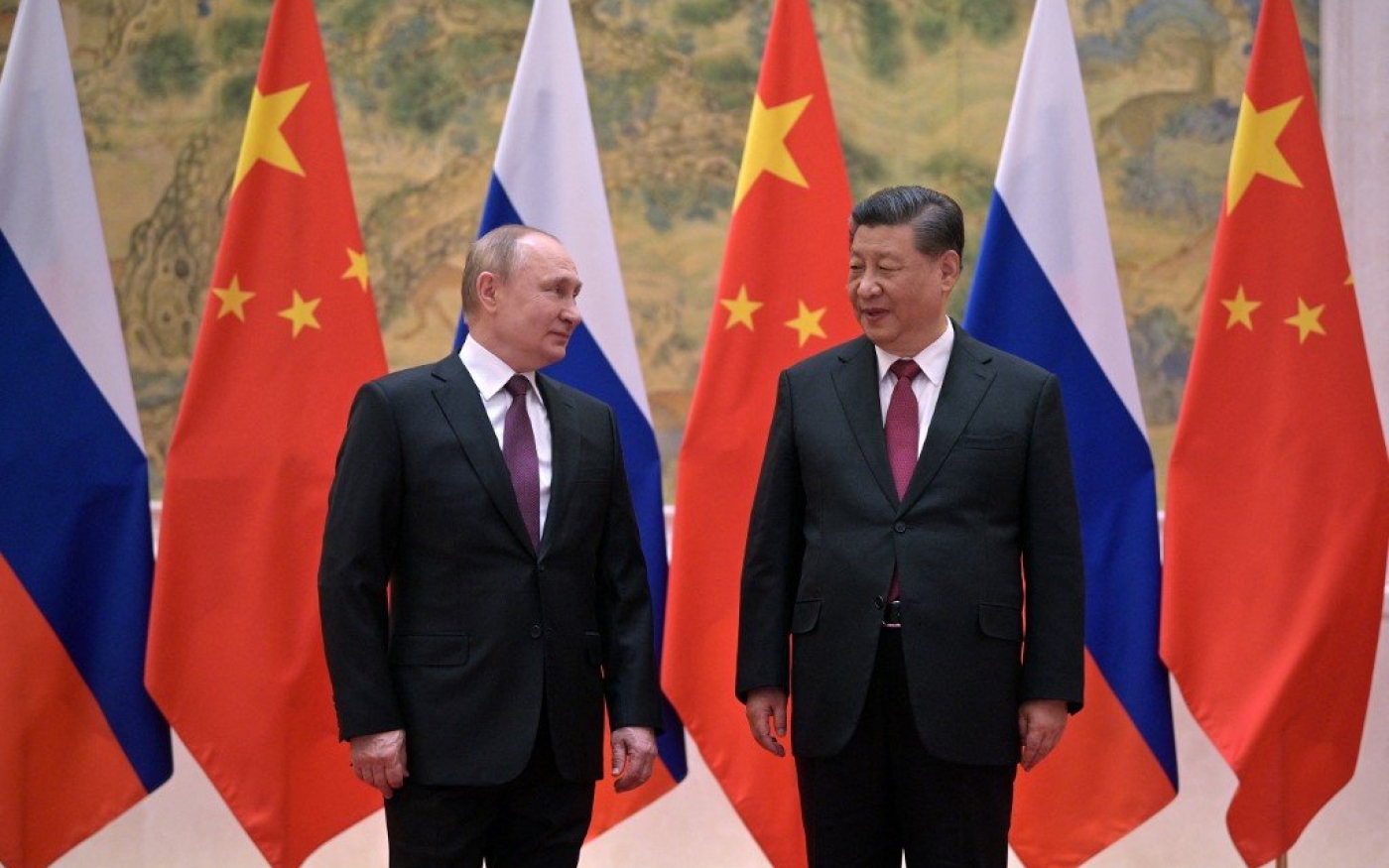 Le président russe Vladimir Poutine et le président chinois Xi Jinping se rencontrent à Beijing, le 4 février 2022 (AFP)