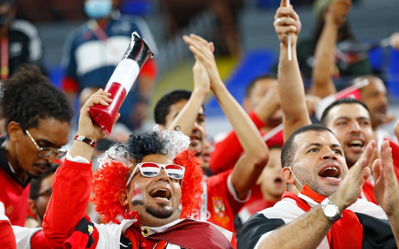 Des supporters égyptiens assistent à la demi-finale de la Coupe arabe de la FIFA 2021 contre la Tunisie, le 15 décembre 2021 au stade 974 de Doha, capitale du Qatar (AFP)