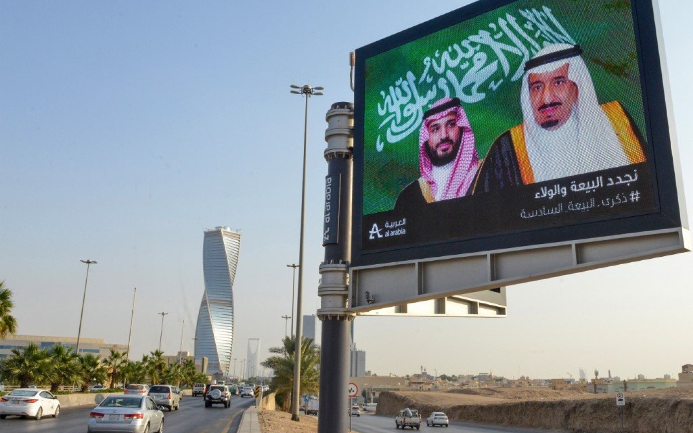 Les portraits du roi saoudien Salmane ben Abdelaziz al-Saoud et de son fils, le prince héritier Mohammed ben Salmane, sont affichés à Riyad le 18 novembre (AFP)