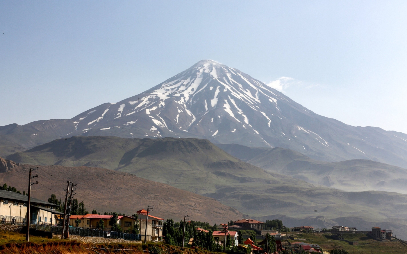 Le mont Damavand, le plus haut sommet d’Iran et un stratovolcan potentiellement actif, dans la province de Mazandéran, dans le nord du pays (AFP)