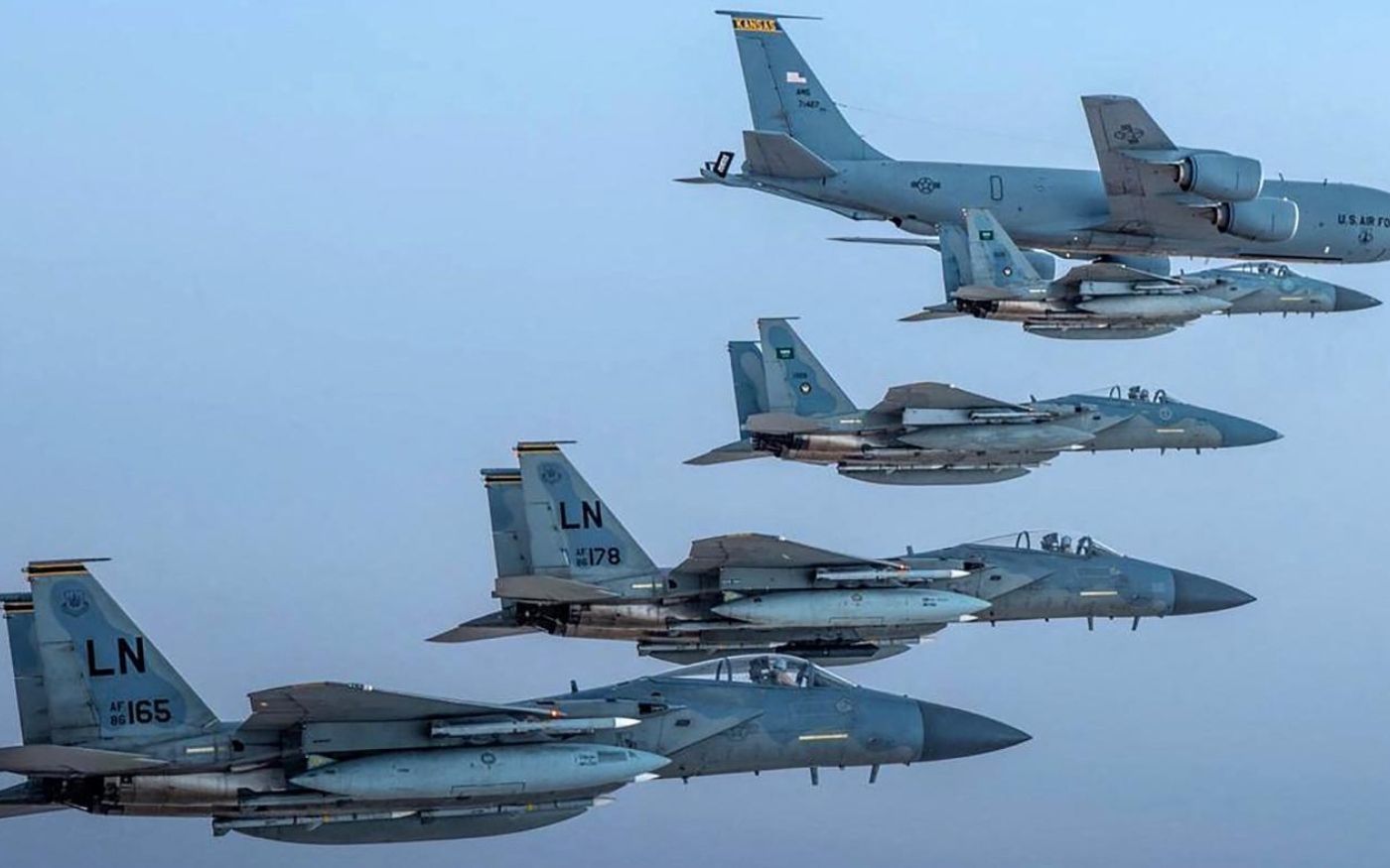 Des avions de chasse saoudiens F-15 volent en formation avec des avions de l’US Air Force, le 2 juin 2019 (AFP)