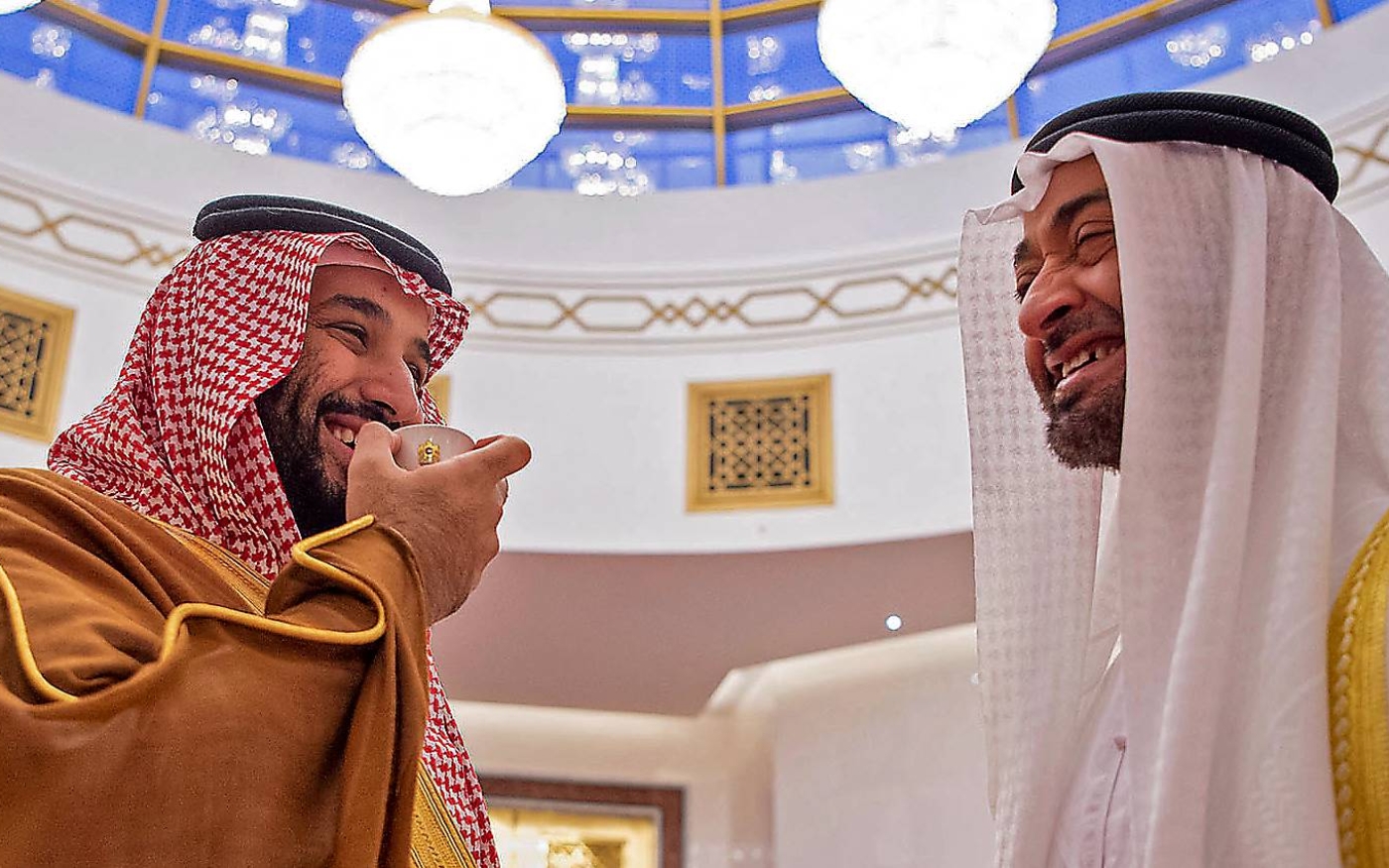 Le prince héritier saoudien Mohammed ben Salmane (à gauche) en compagnie du prince héritier d’Abou Dabi Mohammed ben Zayed, en novembre 2019 à Abou Dabi (AFP/Palais royal d’Arabie saoudite)