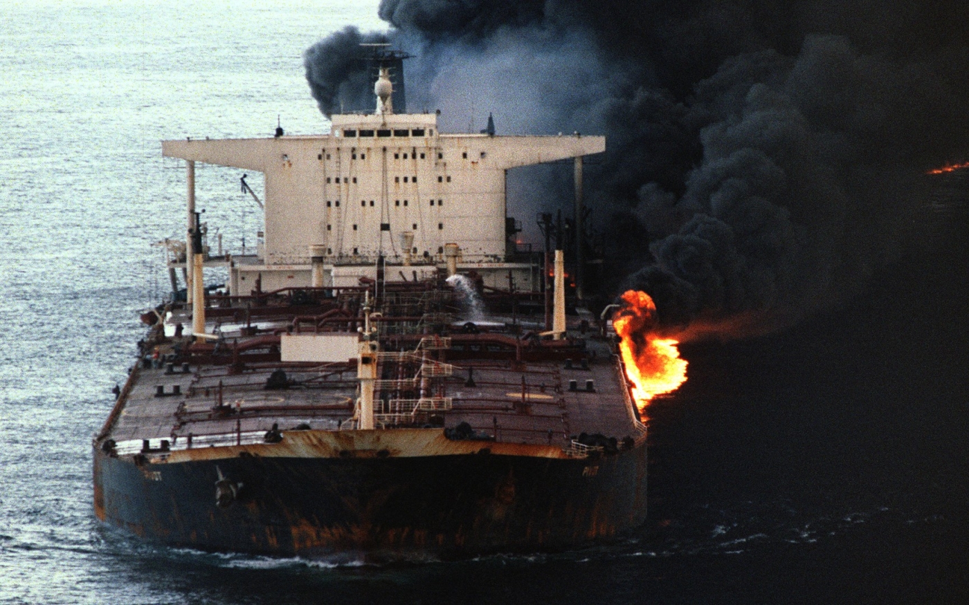 Le 12 décembre 1987, le Pivot, pétrolier chypriote de 232 000 tonnes chargé de brut d’Arabie saoudite, est attaqué par un navire de guerre iranien au large de Dubaï (AFP).