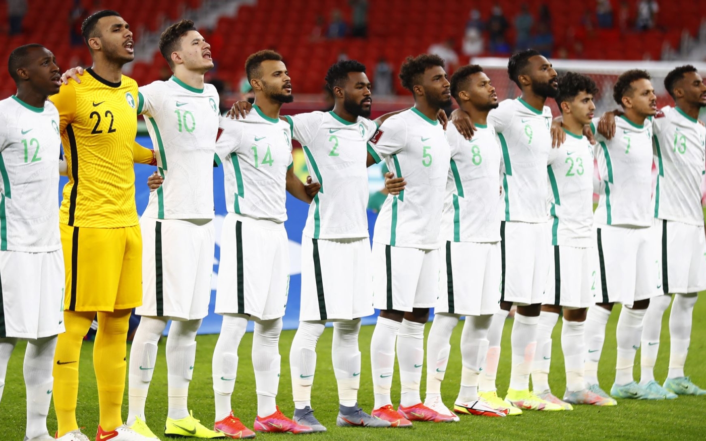 Les joueurs de la sélection saoudienne entonnent leur hymne national lors de la Coupe arabe de la FIFA 2021 au Qatar (AFP/Khaled Desouki)