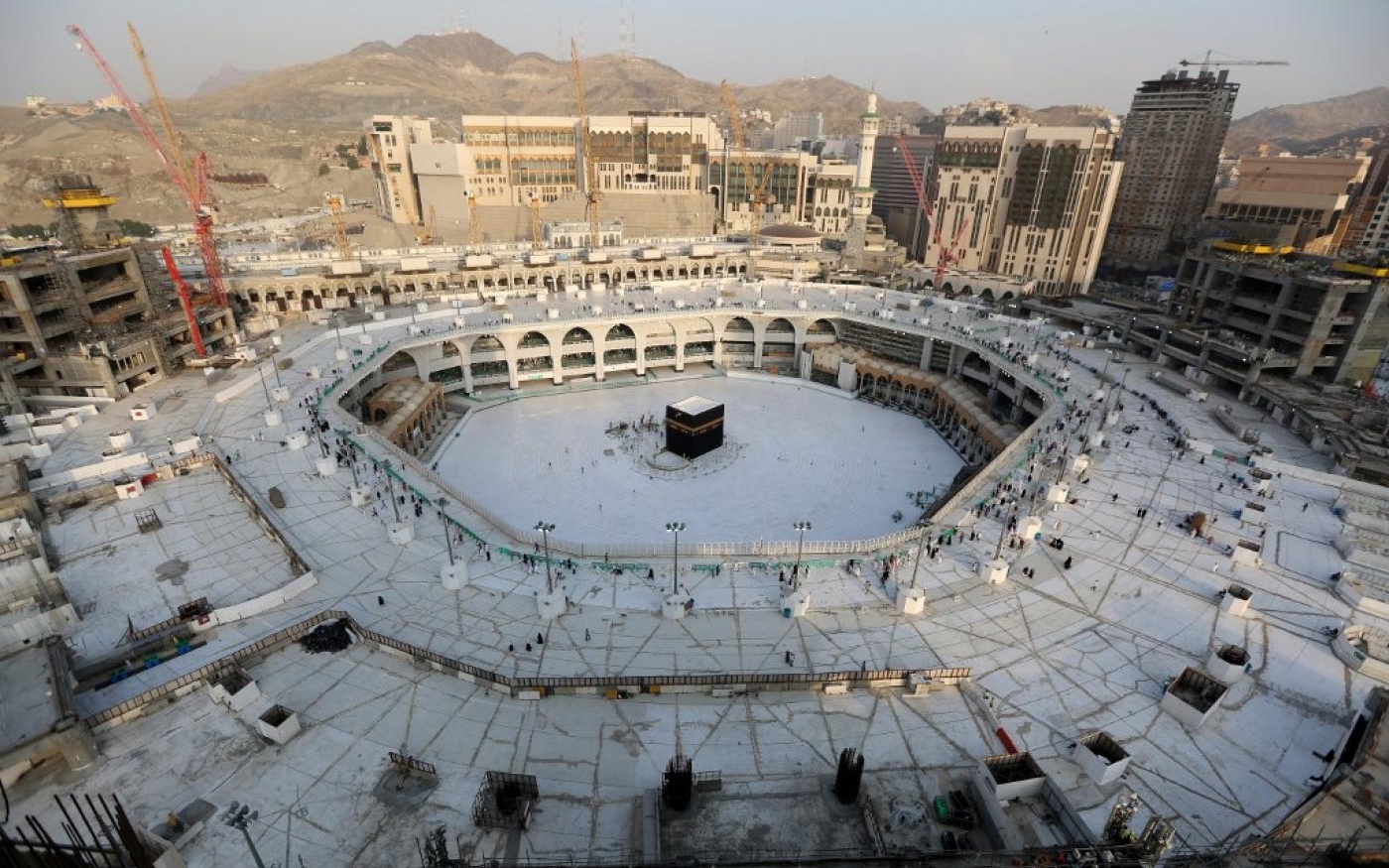Les autorités ont temporairement interdit aux fidèles de visiter les sites sacrés de La Mecque et Médine, où les mosquées sont vides pour la première fois depuis des siècles (AFP)