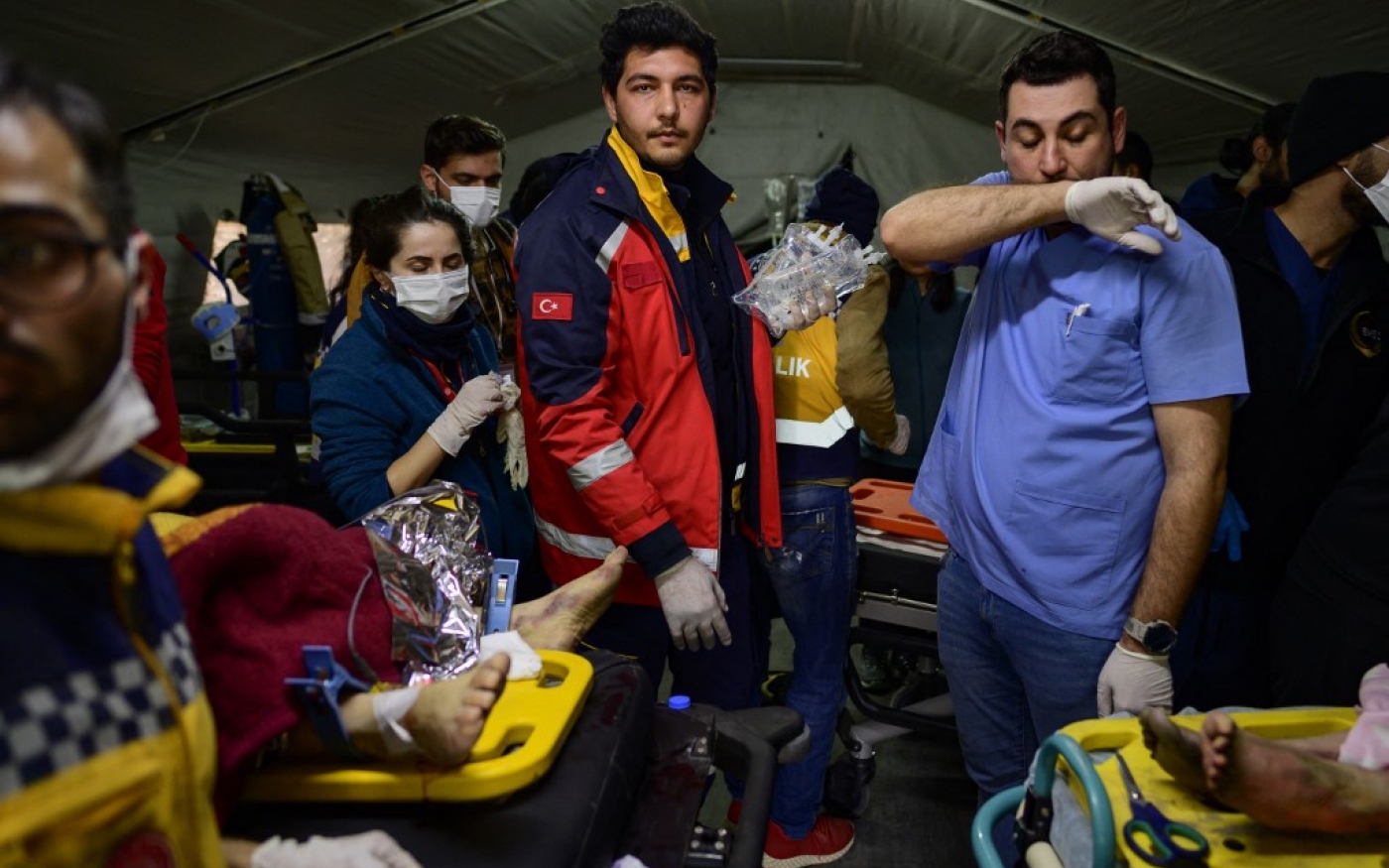 Les sauveteurs soignent les personnes blessées dans le séisme à l’hôpital de campagne de Hatay, le 13 février 2023 (AFP/Yasin Akgul)