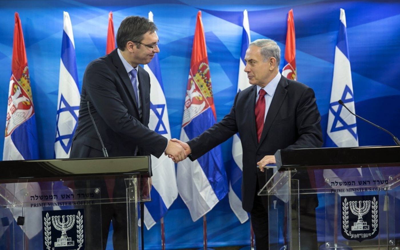 Le Premier ministre israélien Benyamin Netanyahou serre la main du président serbe Aleksandar Vučić à Jérusalem en 2014 (AFP)