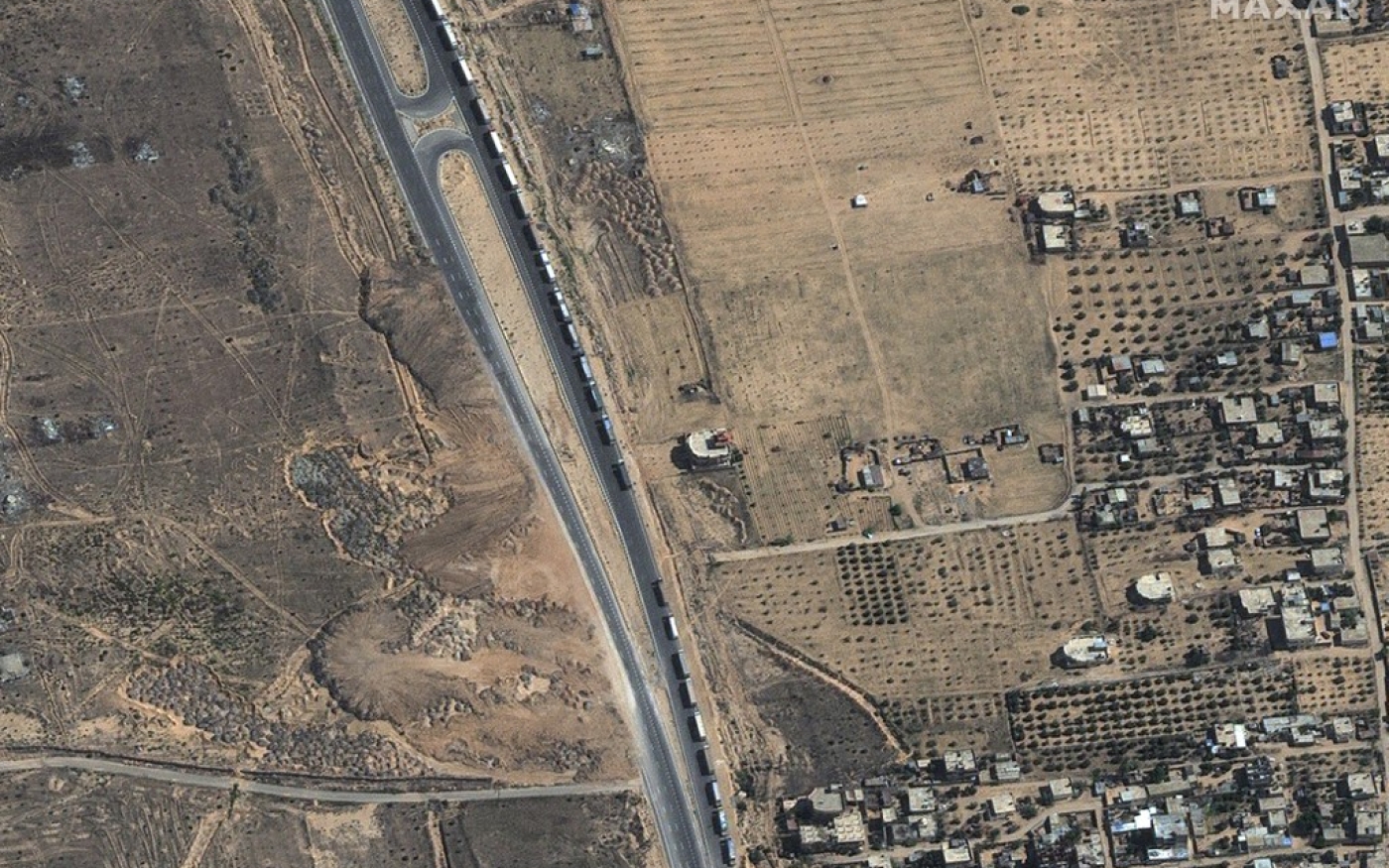 Cette photo satellite fournie par Maxar Technologies, prise le 20 octobre 2023, montre des camions d’aide humanitaire circulant en convoi près de Sheikh Zuweid, dans la province égyptienne du Sinaï Nord, à destination du poste frontière de Rafah, entre le nord-est de l’Égypte et le sud de la bande de Gaza (Satellite image 2023 Maxar Technologies/AFP)