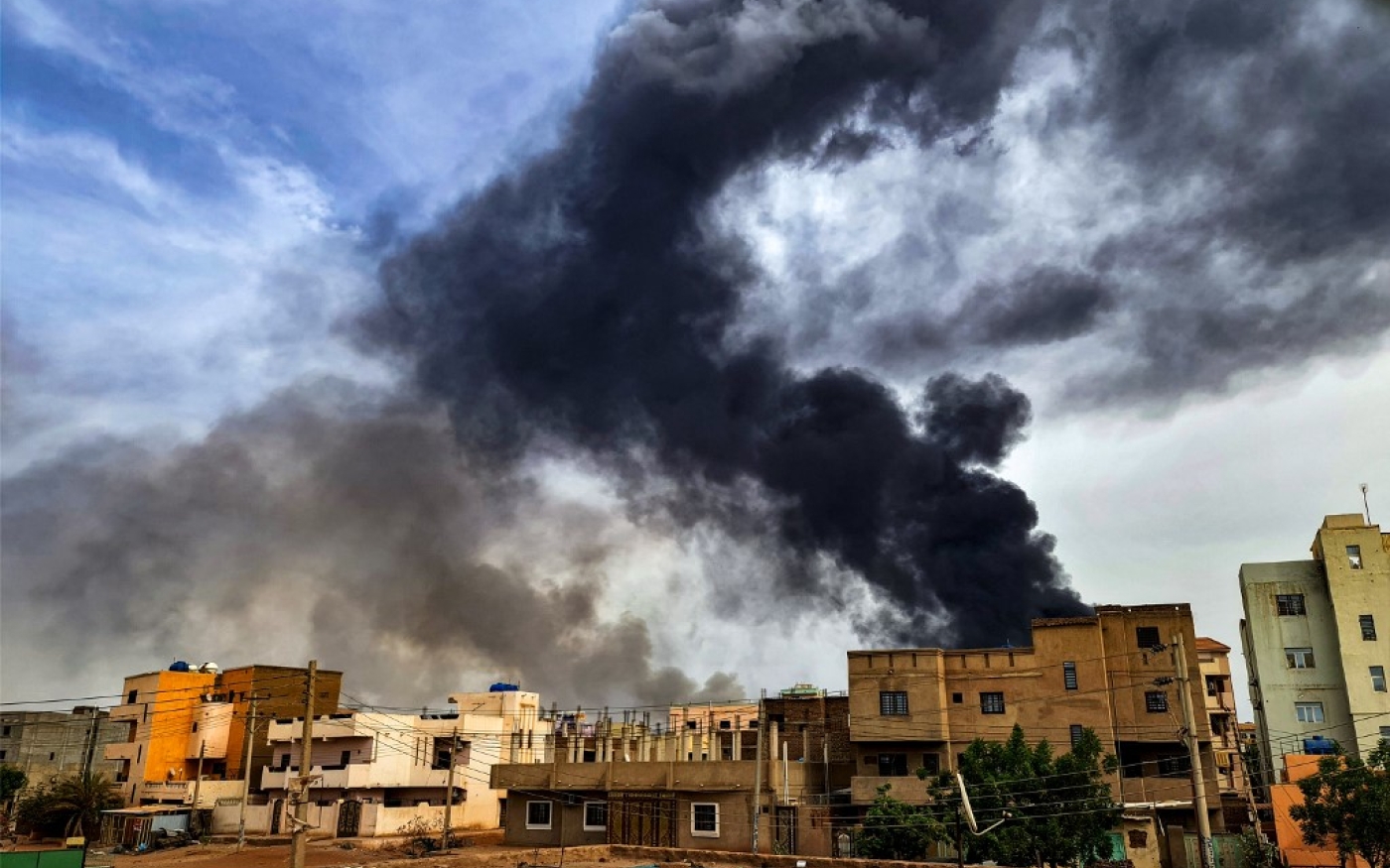 De la fumée s’échappe d’un incendie dans un entrepôt de bois, dans le sud de Khartoum, au milieu des combats, le 7 juin 2023 (AFP)