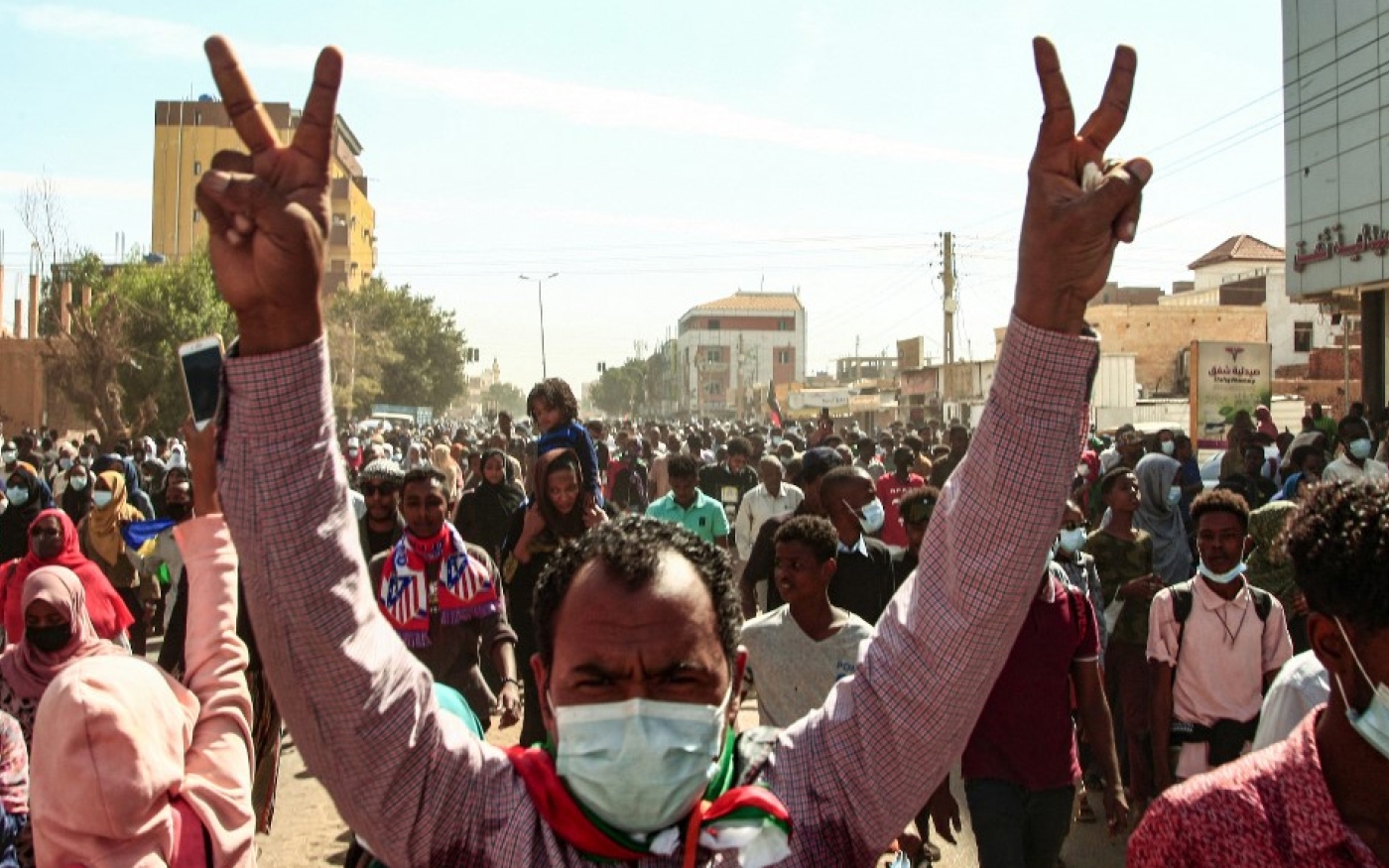 Des manifestants soudanais manifestent contre le coup d’État d’octobre 2021 dans la capitale Khartoum, le 2 janvier 2022 (AFP)