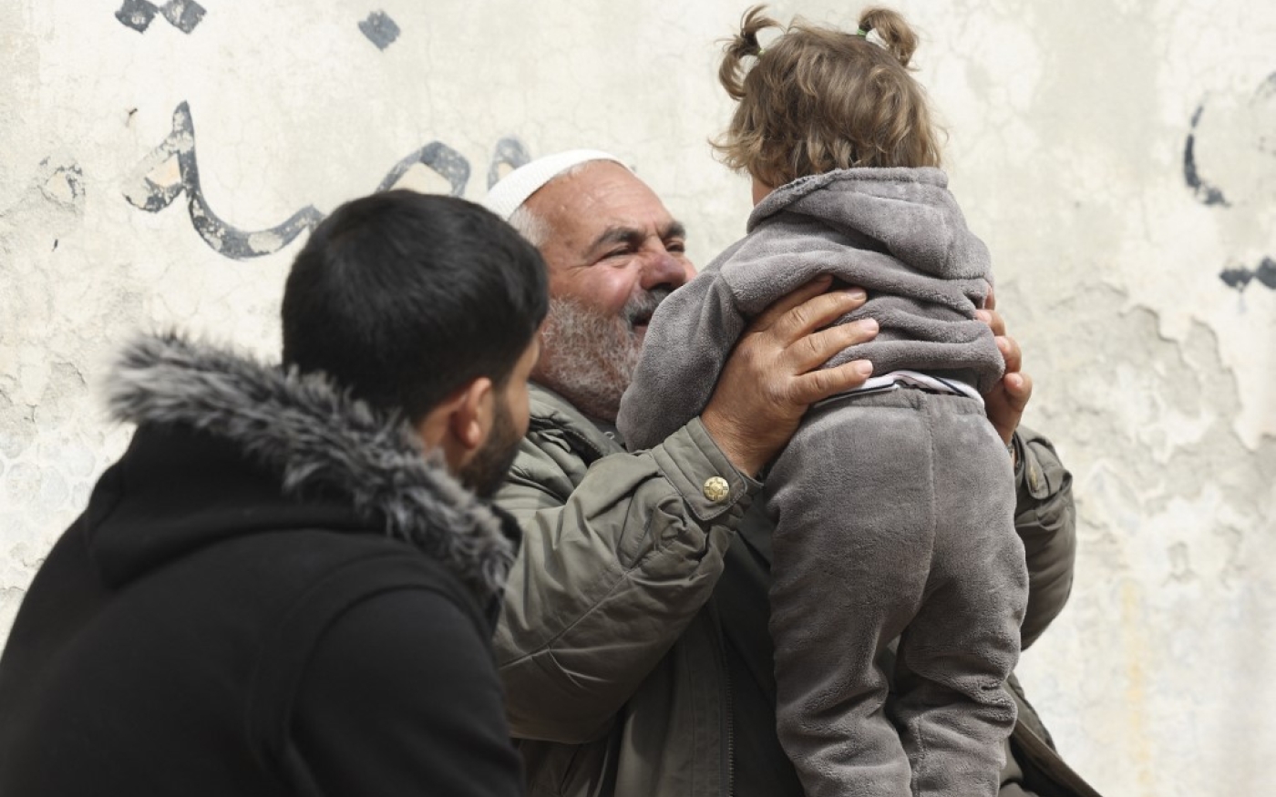 La petite orpheline Hibatullah dans les bras d’Ibrahim Osman qui l’a recueillie chez lui depuis trois ans (AFP/Omar Hajj Kaddour)